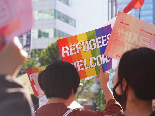 Demonstrant*innen mit "Refugees Welcome"-Schild